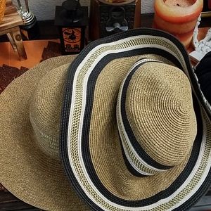 2 floppy sunhats